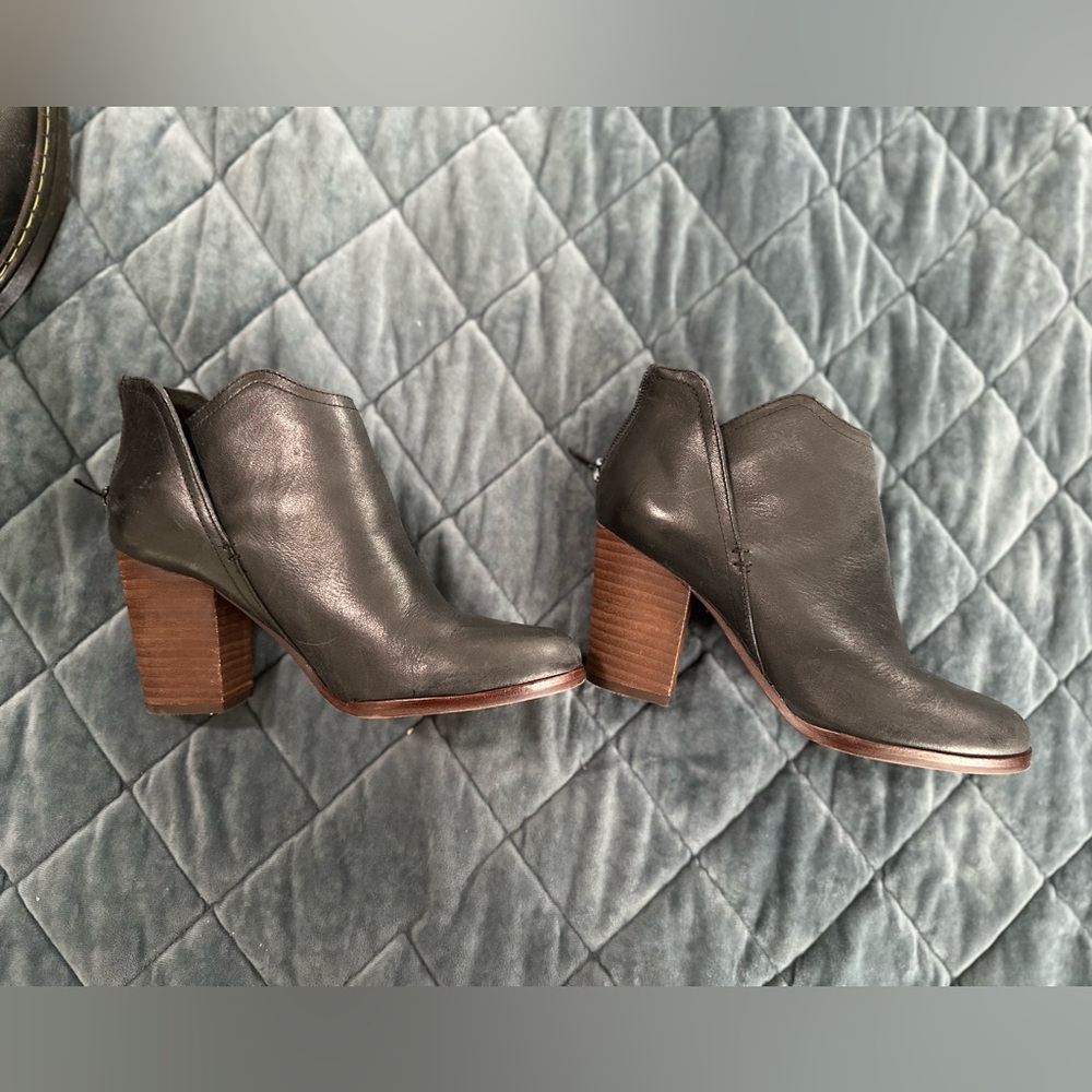 Gianni Bini booties